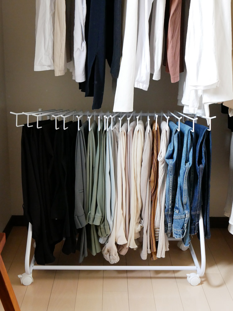 ビーワースセレクションのスラックスハンガーがクローゼットに整然と並んでいる