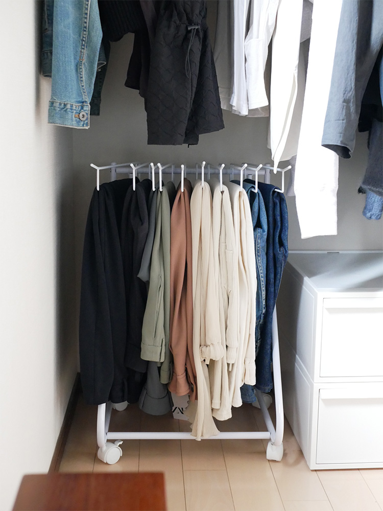 銀色のスラックスハンガーがクローゼットに掛かっている