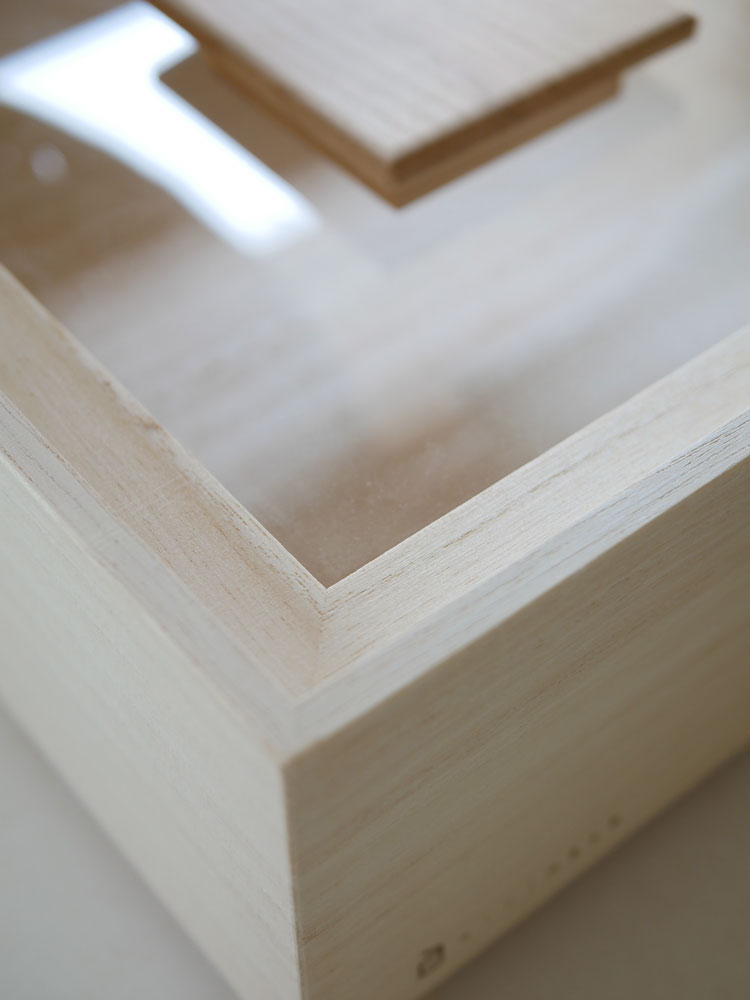 蜜蝋仕上げの桐製米びつ