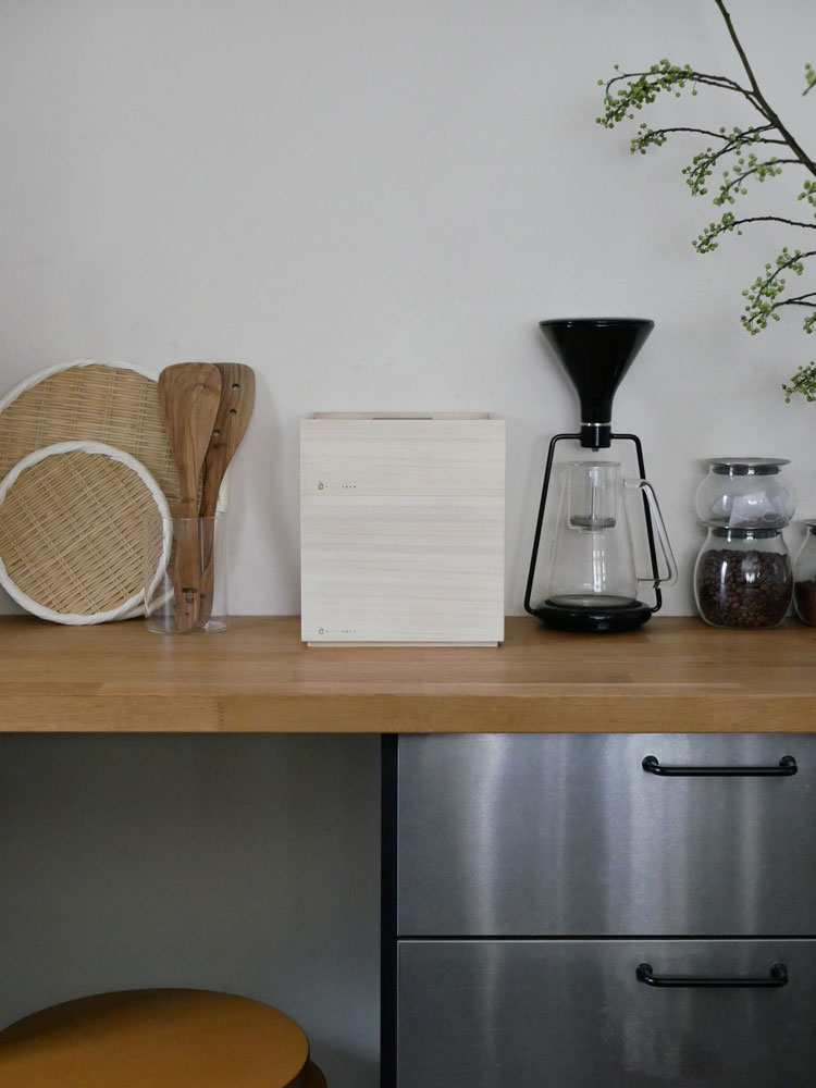 蜜蝋仕上げの桐製米びつがキッチンに置かれています