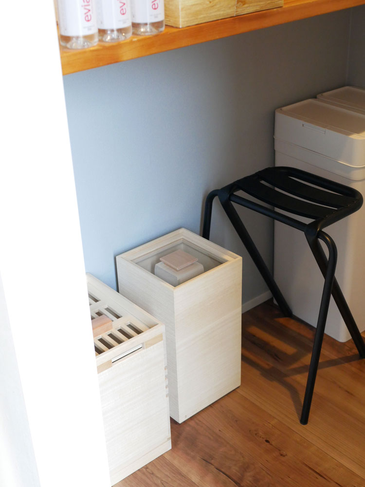 蜜蝋仕上げの木製米びつ