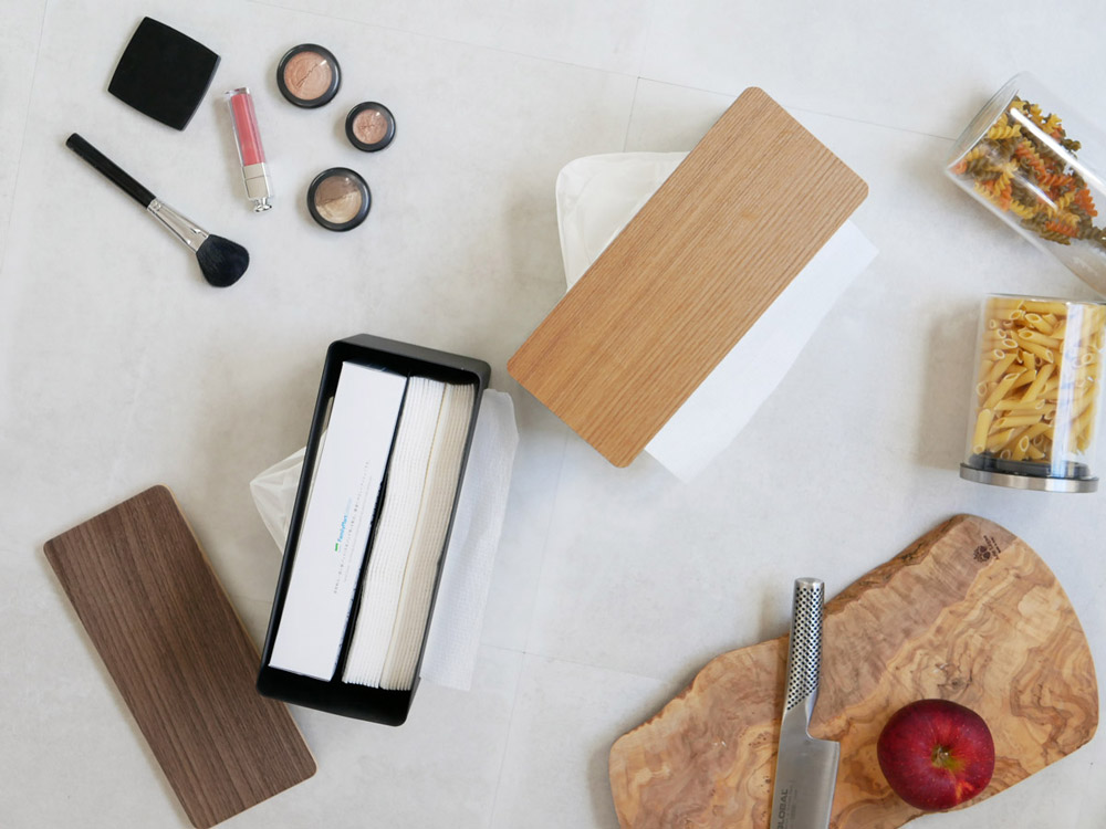 RIN両面ティッシュケースとオフィス用品が並ぶデスクの画像