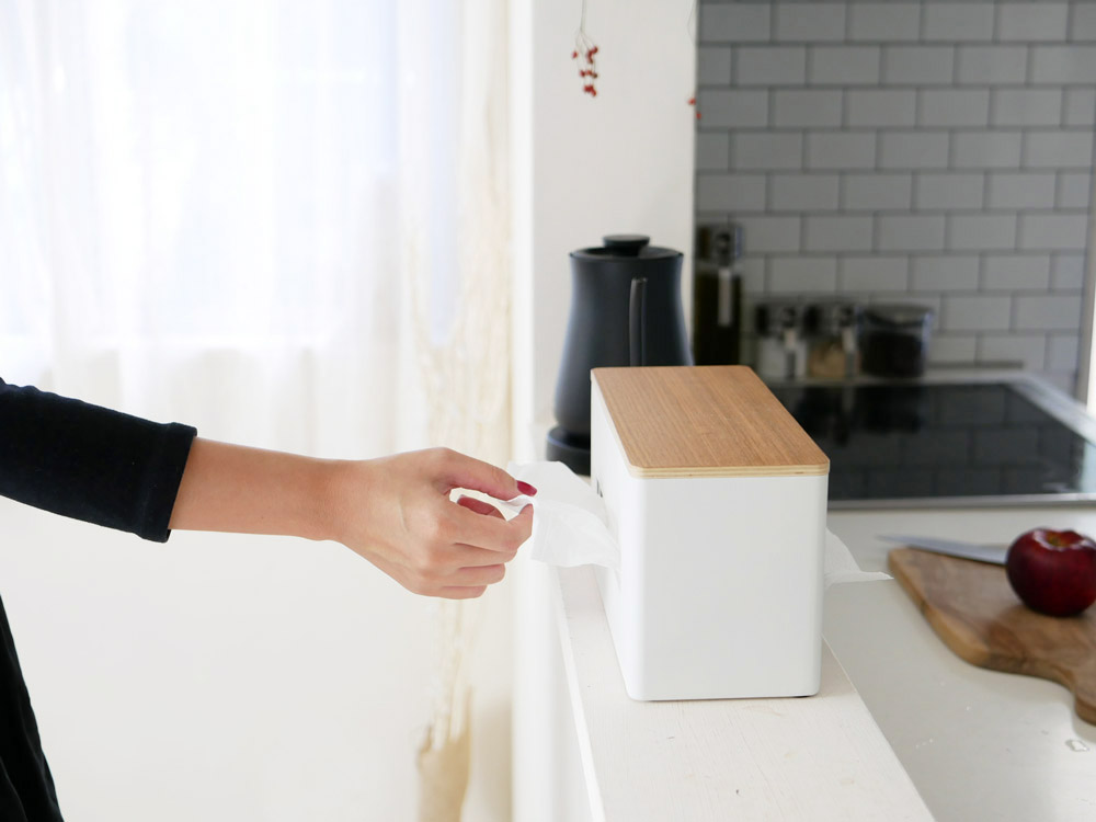 キッチンカウンター上に置かれたYamazaki両面ティッシュケース