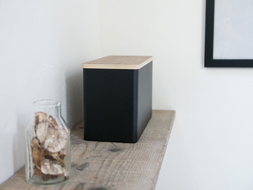 YamazakiのRINサニタリー収納ケース、スチールと木積層合板製