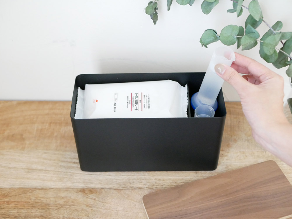 ヤマザキ製サニタリー収納ケース、スチールと木材使用