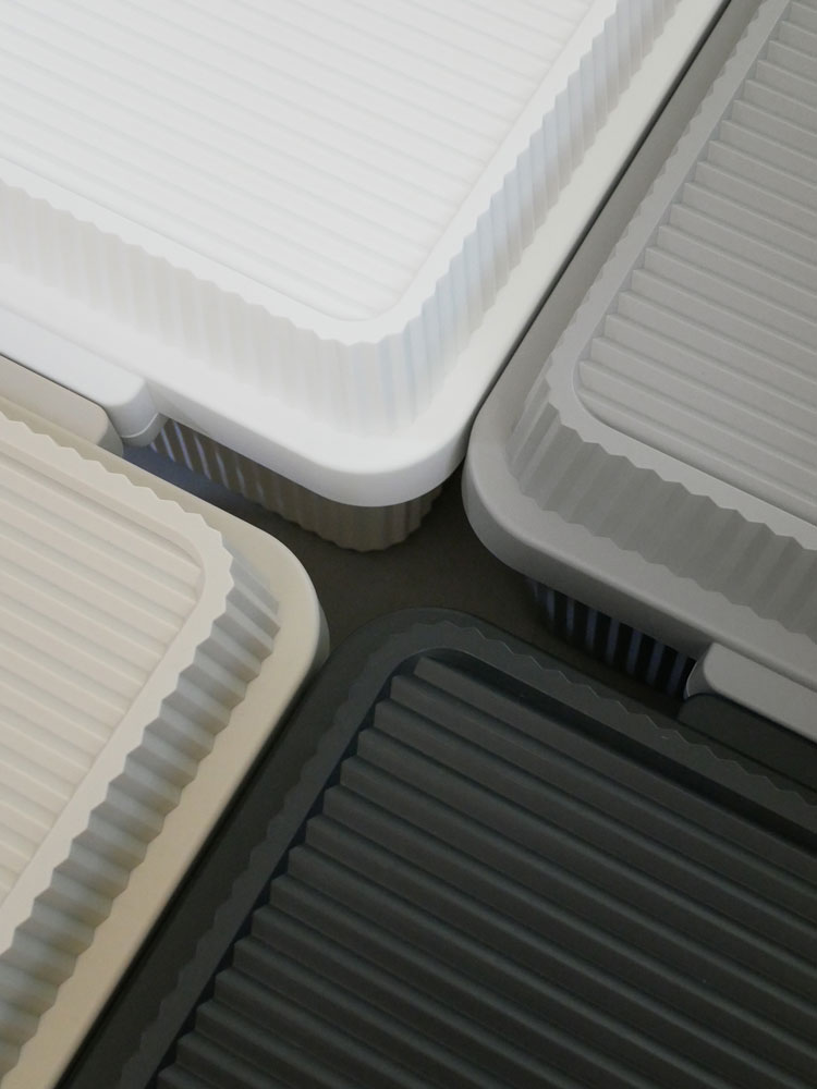 シルバーのプラスチック製トレイとボックスのセット