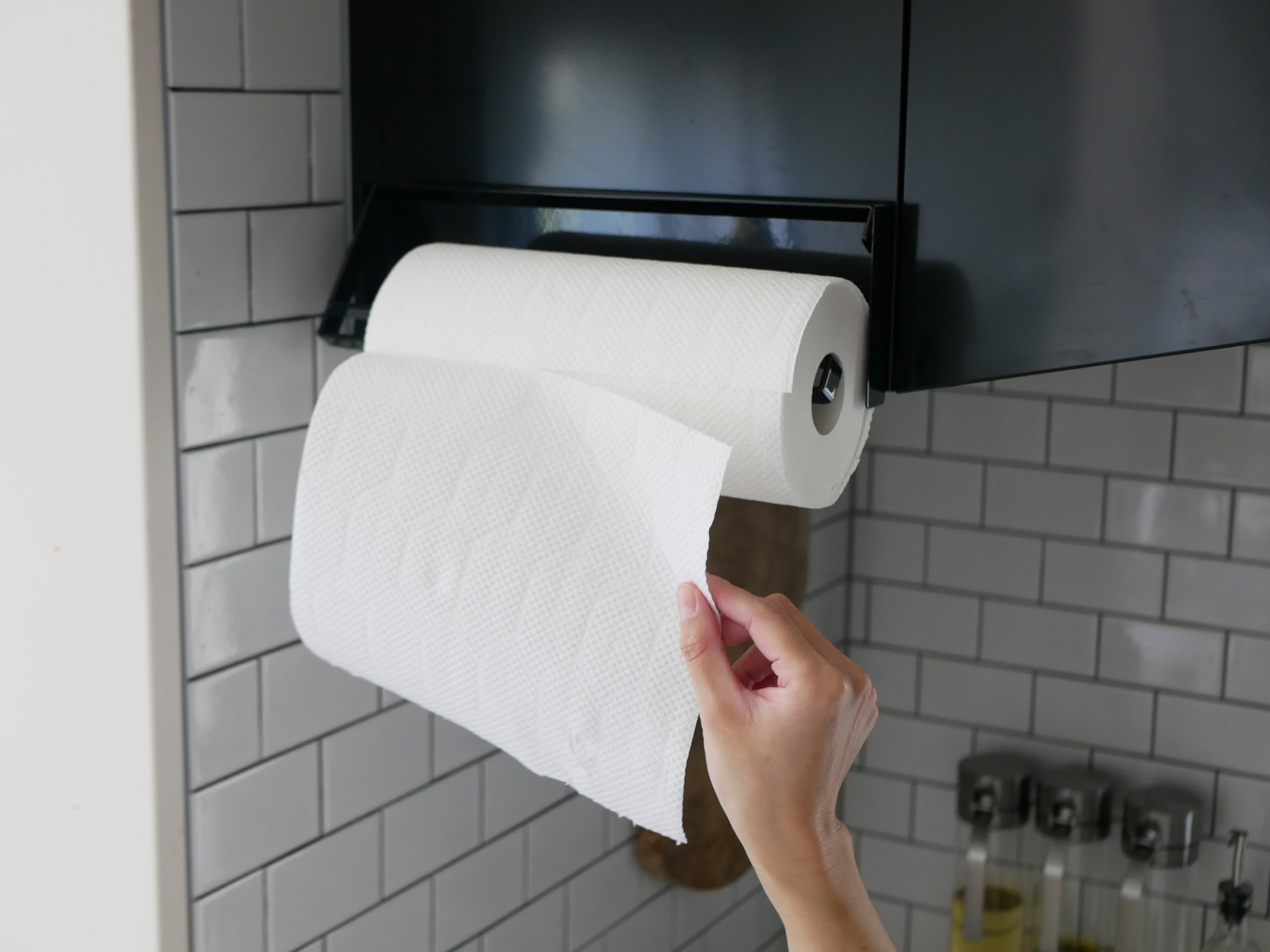 マグネット式片手カットキッチンペーパーホルダー