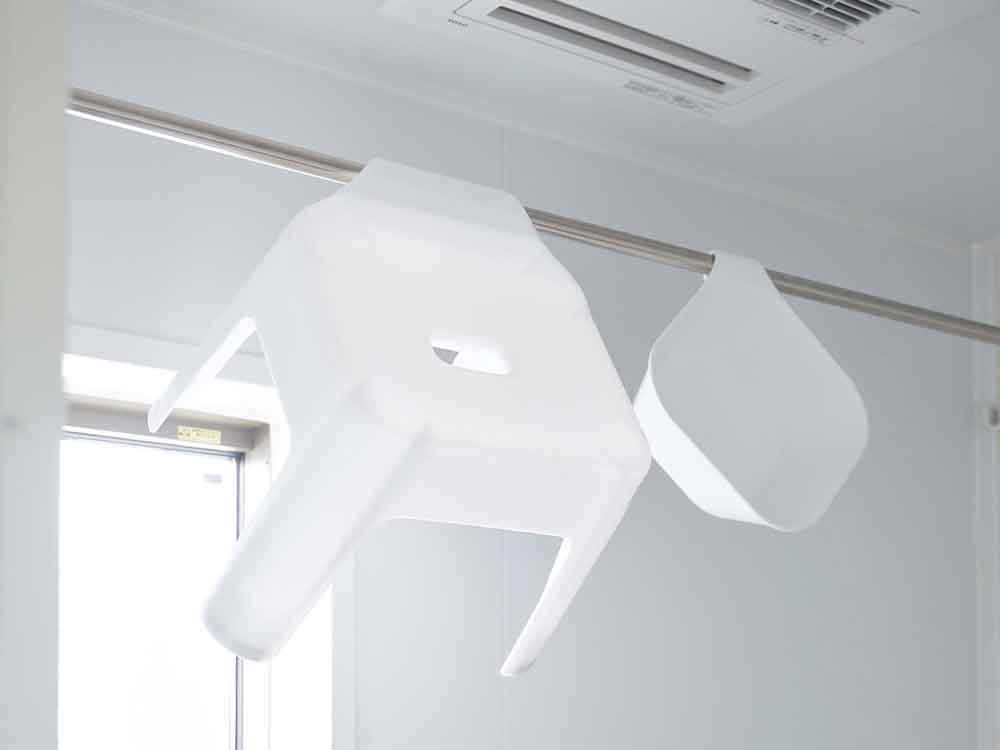 白い天井に設置された銀色のマグネット＆引っ掛け湯おけ