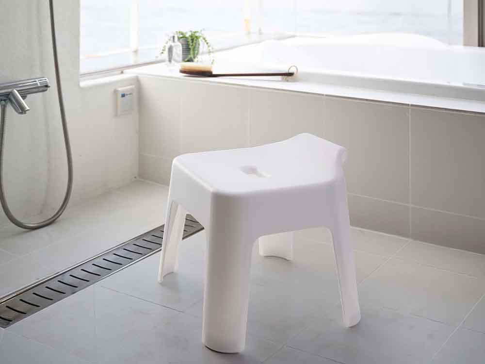 YAMAZAKIタワー引っ掛け風呂イスが浴室に設置されている