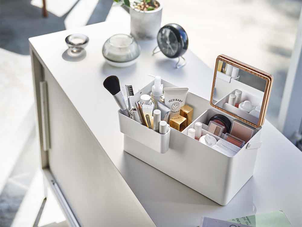 YAMAZAKIタワーのシルバー製デスク用メイクボックス