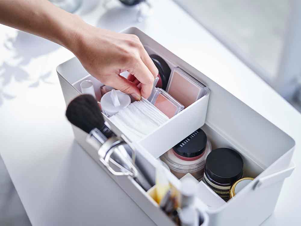 銀色のYAMAZAKI/towerメイクボックスに化粧品やブラシが収納
