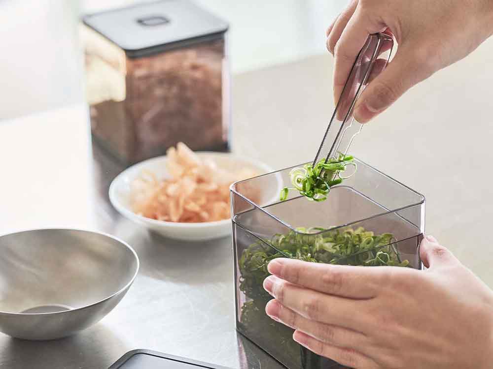 トング付き密閉保存容器と野菜