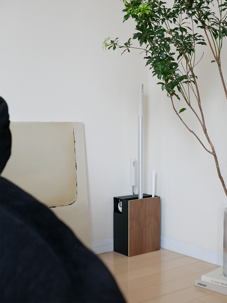 木製クリーナーツールオーガナイザーと観葉植物が並ぶ