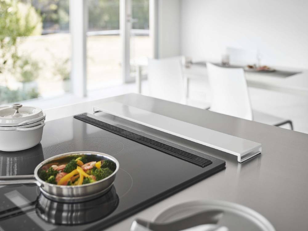 タワー製排気口カバーを搭載したキッチンのシーン