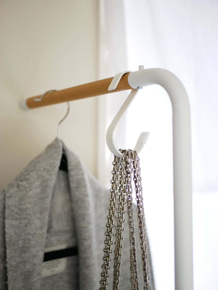 タワー製スリムコートハンガーとロープ