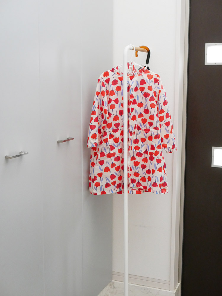 粉体塗装スチールと天然木のスリムコートハンガー