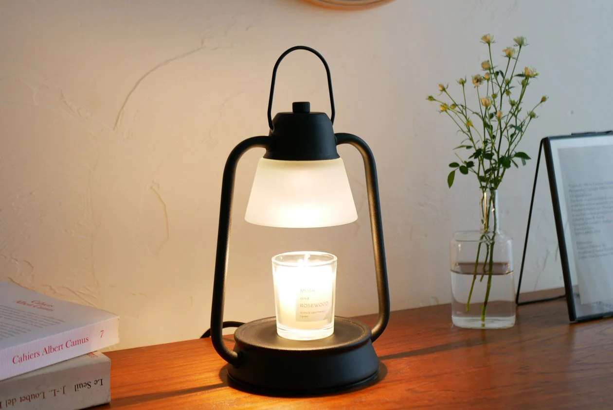 カメヤマキャンドル 香るキャンドル Sと植物の静物写真