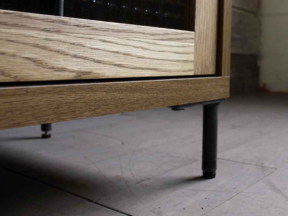 adepecheのオーク材スライドガラスキャビネット