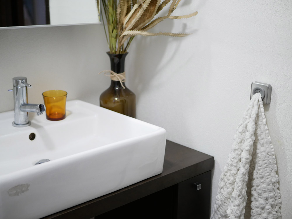 ダルトンのステンレスタオルホルダーがバスルームのシンクに設置されています