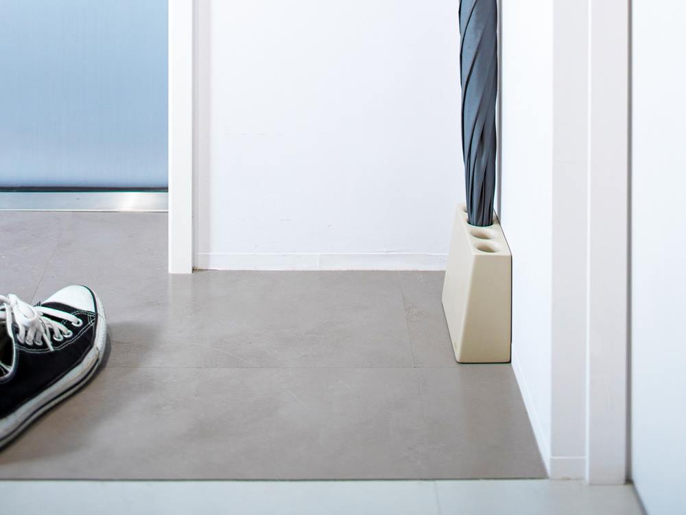 灰色の複合床材の上に置かれたイデアコ slim2傘立て