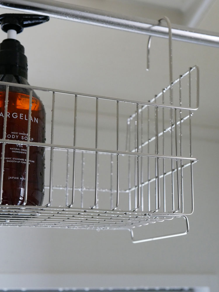 bws SELECTIONのお風呂用おもちゃバスケットが棚に置かれている様子