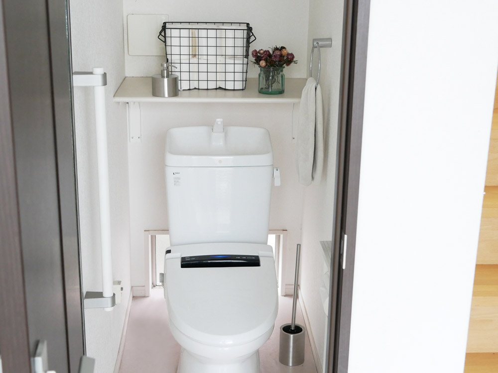 トイレ、シンク、蛇口がある浴室の写真