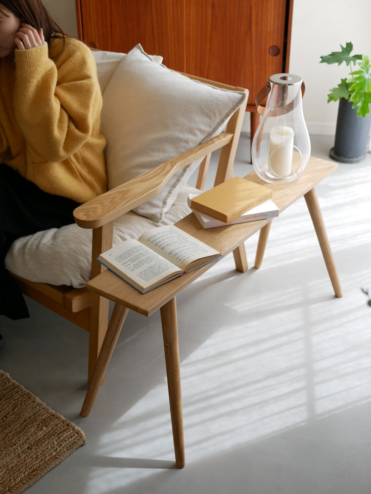 チーク材のベンチと室内に配置された植物