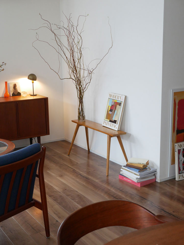 木製チークベンチが置かれた温かみのある室内