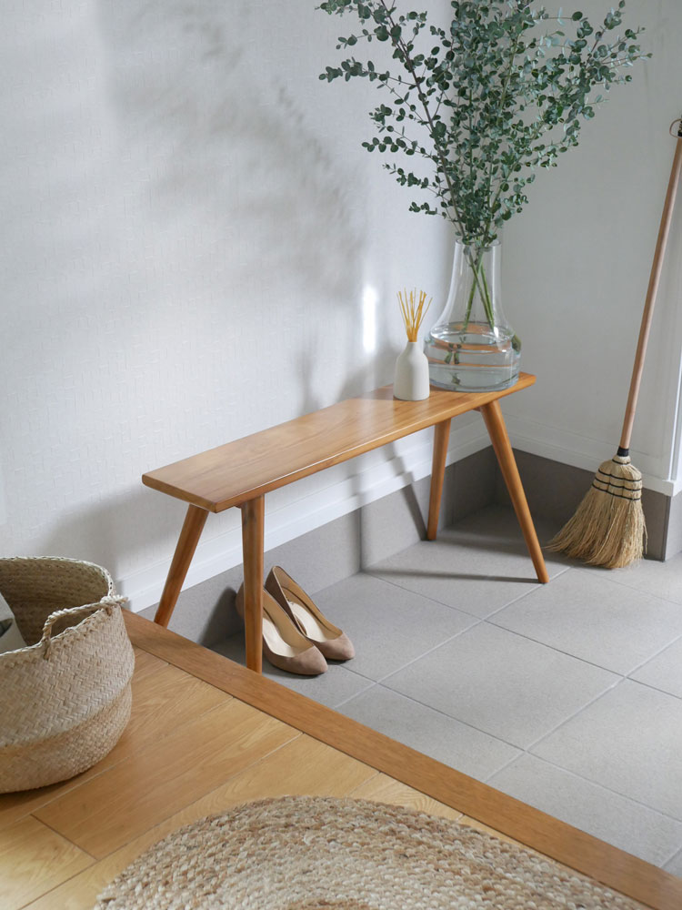 チーク材のベンチと観葉植物が置かれた木製フロア