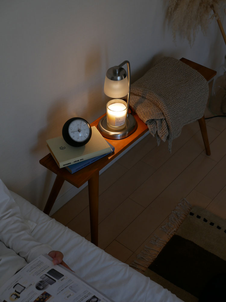 Comore Sunのチークベンチと観葉植物が配置された明るい室内