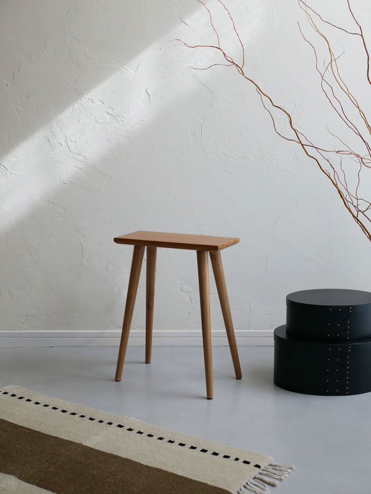 Comore Sunブランドのチーク製スツール