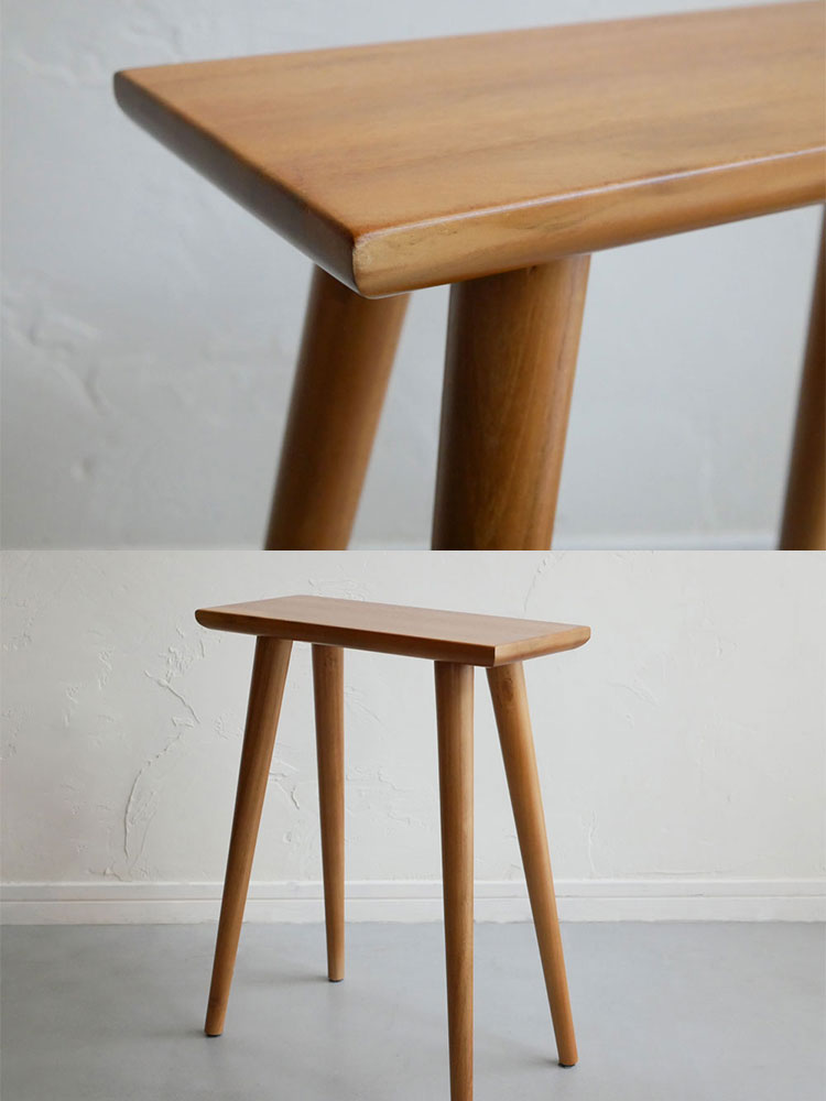 木製のチークスツールとエンドテーブル