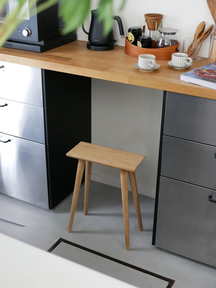 木製床に置かれたComore Sunのチークスツール