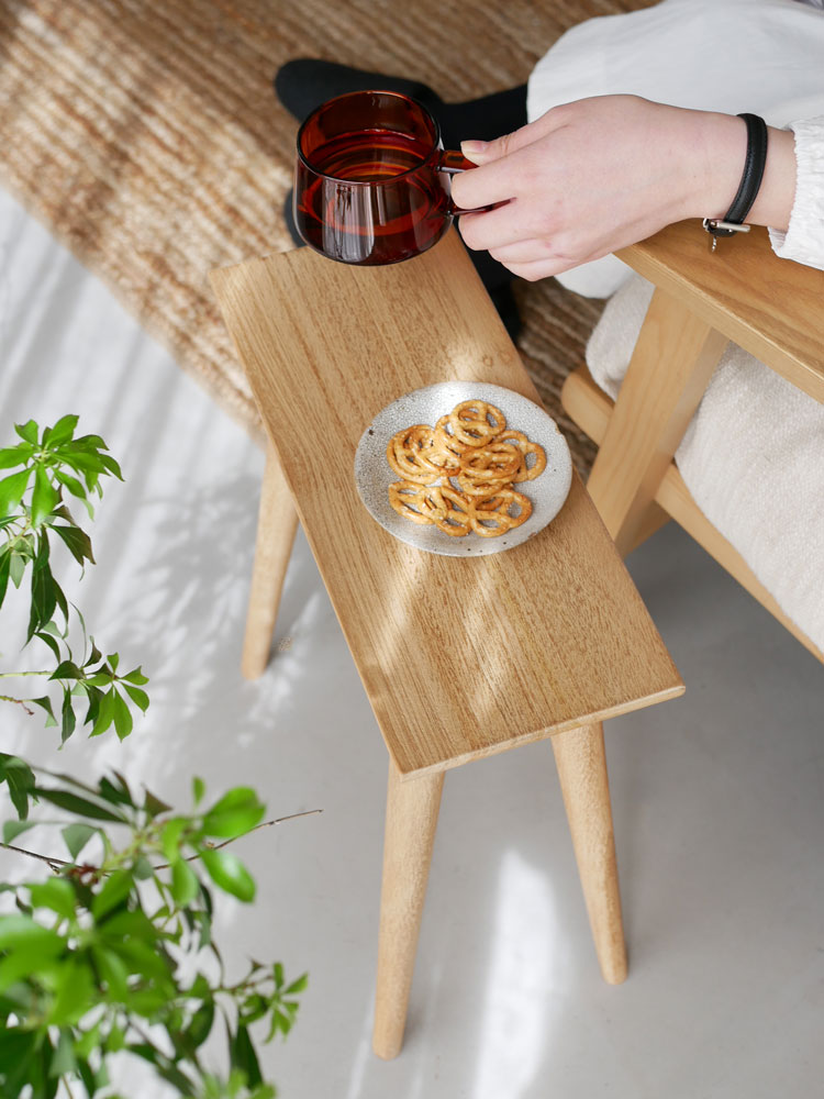 チーク材のアウトドア用スツールと植木鉢