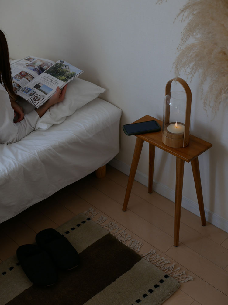 Comore Sunのチークスツールと木製家具が配置された室内