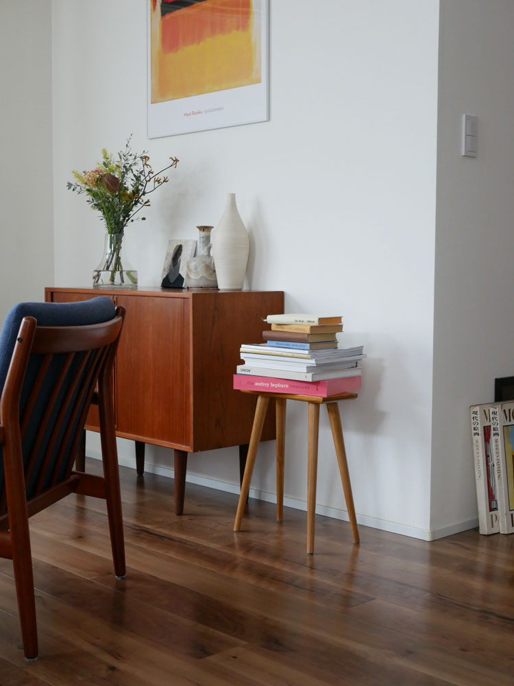 Comore Sunチークスツールが木床に置かれたインテリア