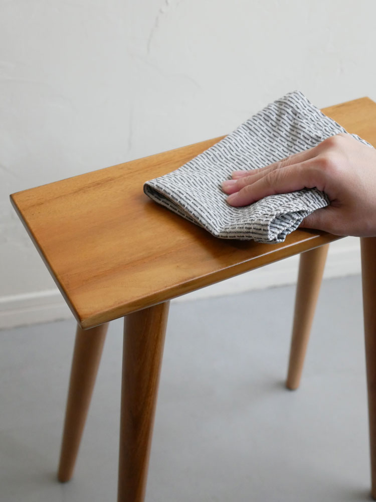 Comore Sunのチーク材スツール