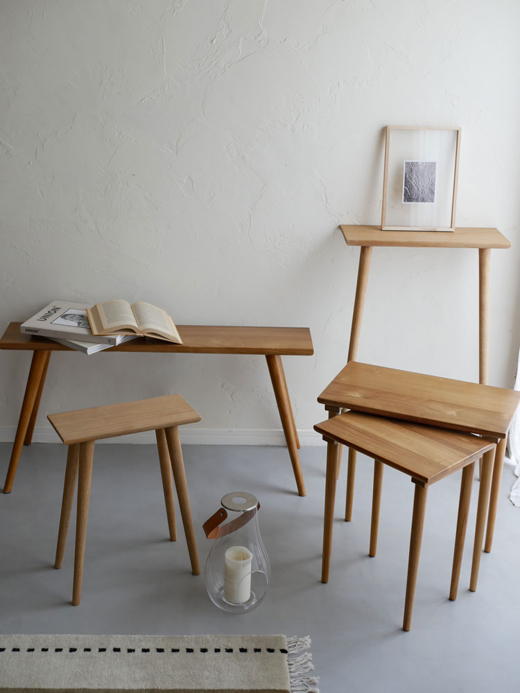 Comore Sunのチークスツールと花鉢が並ぶ木製家具