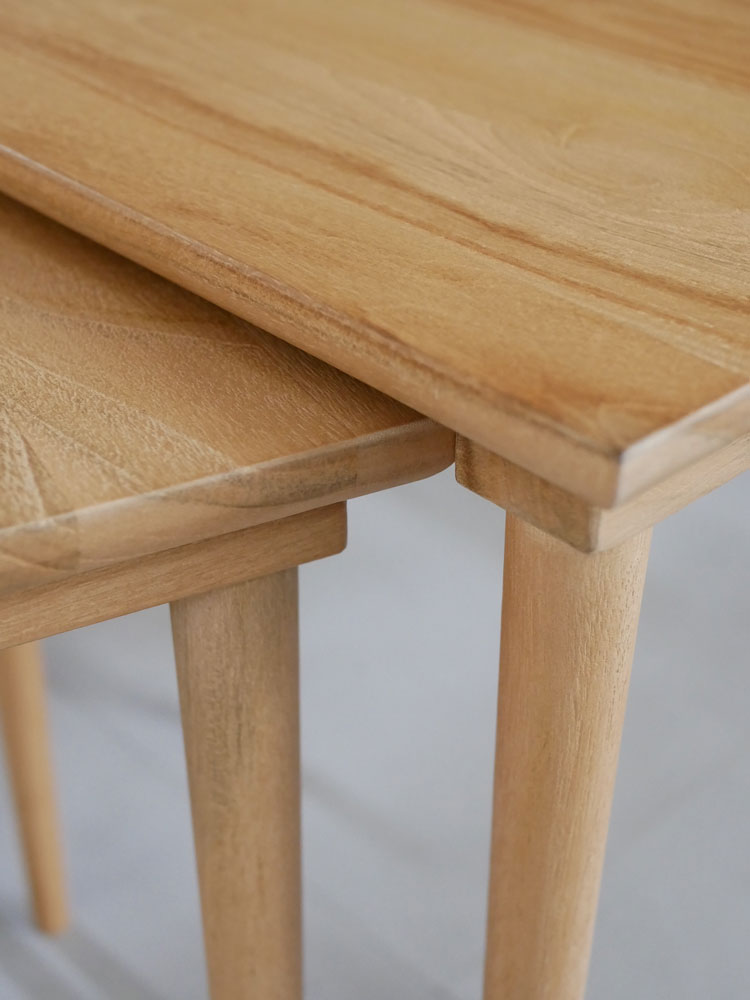 チーク材の二段式ネストテーブル