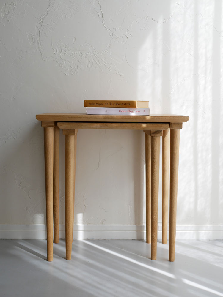 Comore Sunの木製チークネストテーブル