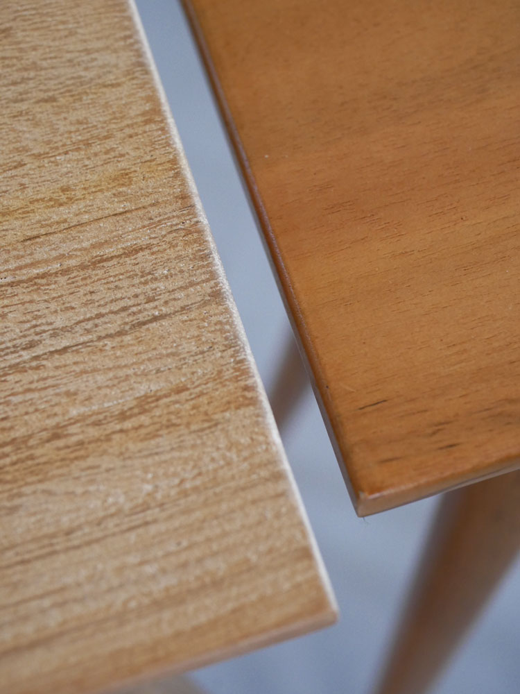 チークネストテーブルと木製フローリングの配置写真