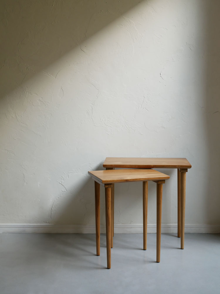 チーク製のスタイリッシュなネストテーブル