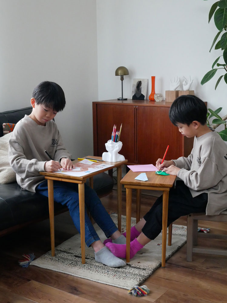 チークネストテーブルと子供が座る様子