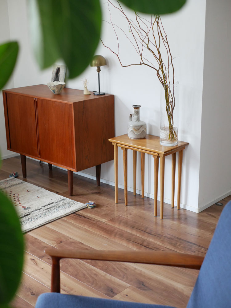 木製ブラウンチークネストテーブルとインテリア