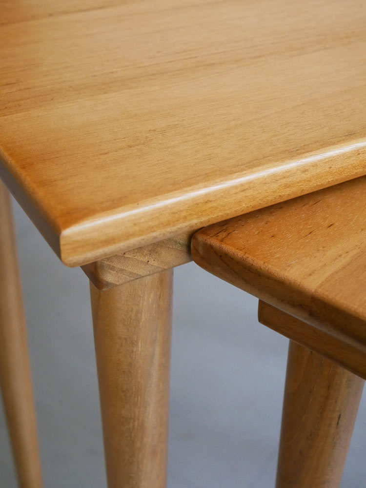 Comore Sunのチークネストテーブル、木目仕上げ