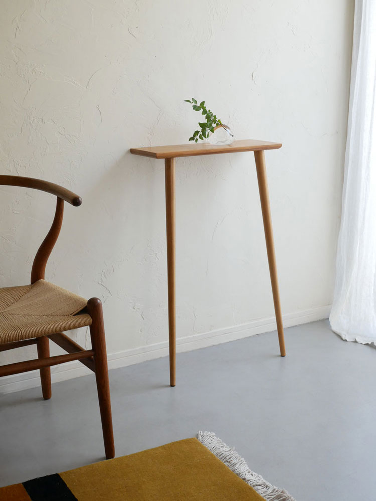 チーク製コンソールテーブルと観葉植物