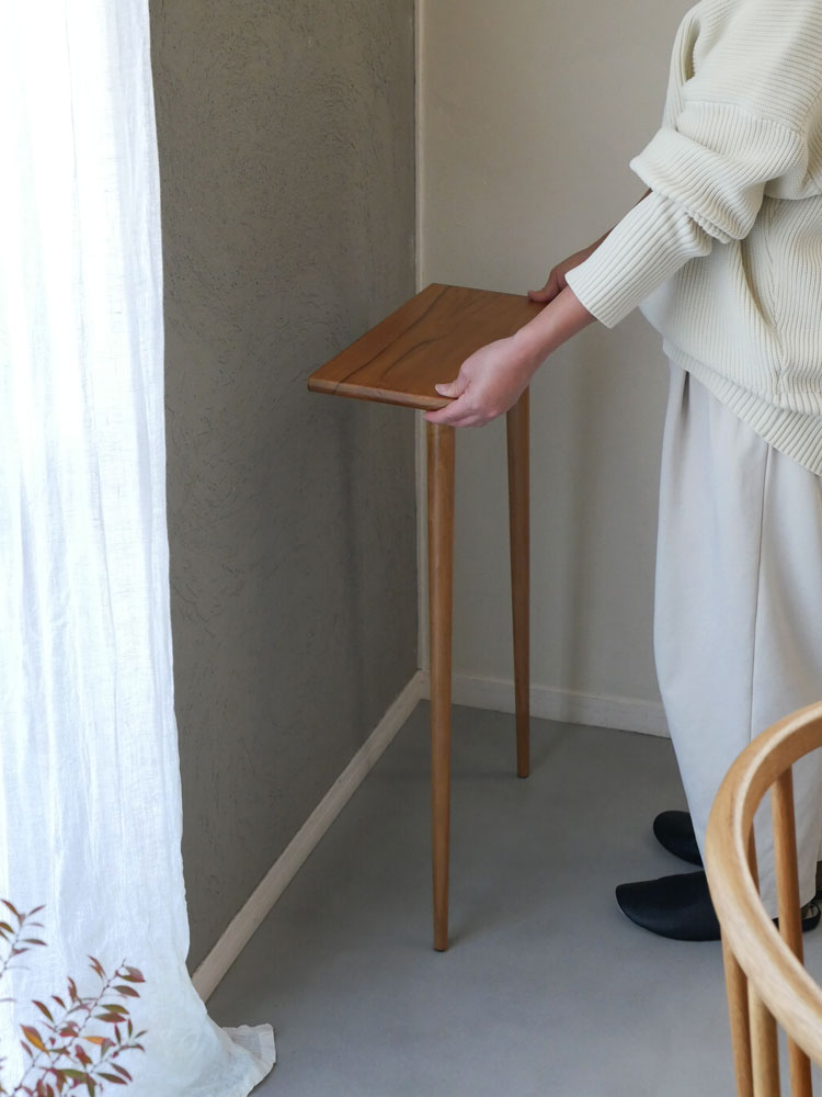 チーク製コンソールテーブルと木製床の写真