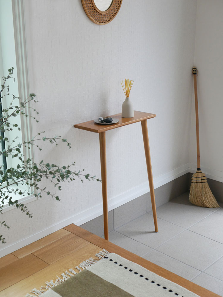 チーク製コンソールテーブルと花鉢