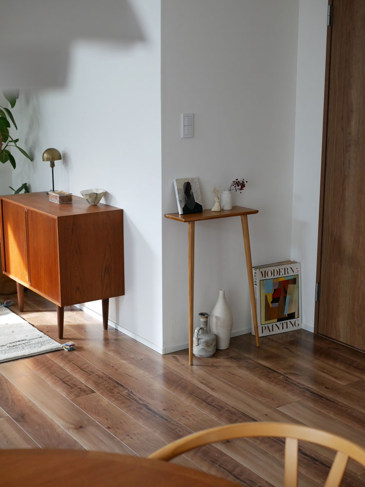 木の床に置かれたブラウンのチーク製コンソールテーブル