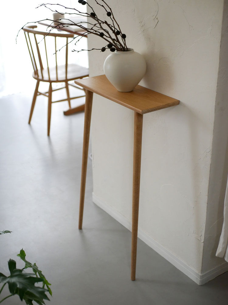 Comore Sunチーク製コンソールテーブルと観葉植物